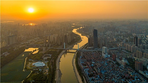 夕阳下武汉汉江边的摩天大楼