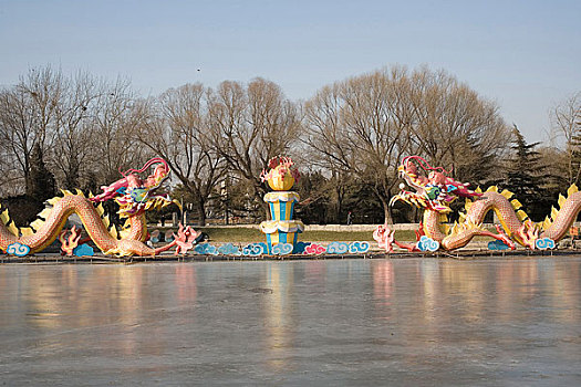 龙潭湖公园内二龙戏珠雕塑