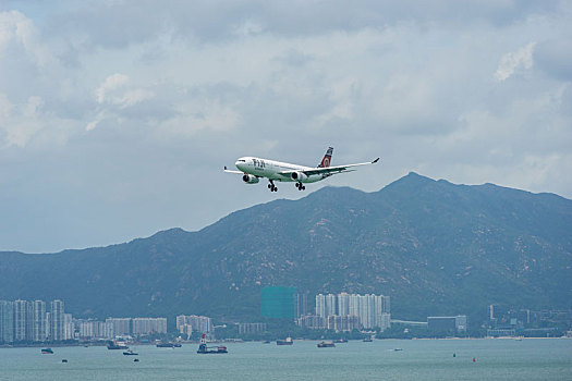 一架斐济航空的客机正降落在香港国际机场