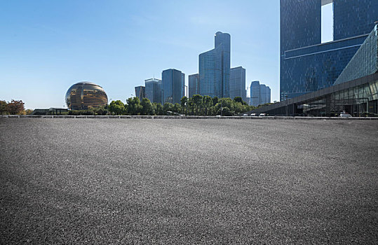 汽车广告背景,公路和现代城市建筑