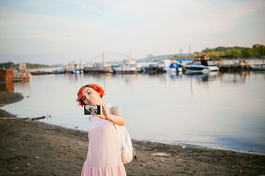 女孩,苍白,粉红裙,红发,背包,走,河岸,照相,手机,拍照手机,背景,泊船,温馨,夏天