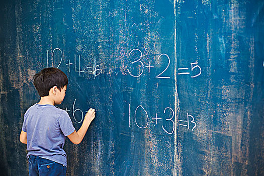 一群孩子,学校,男孩,文字,粉笔,黑板