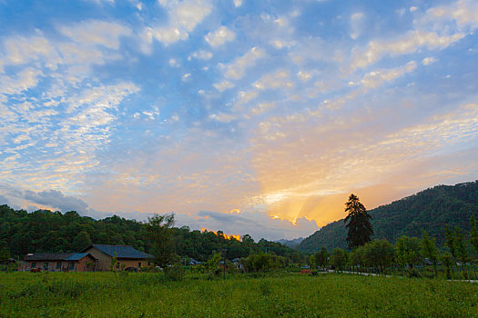 陕西周至老县城草场风光