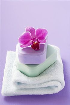 两个,肥皂块,兰花,毛巾