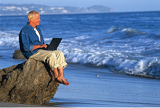 成熟,男人,使用笔记本,电脑,海滩