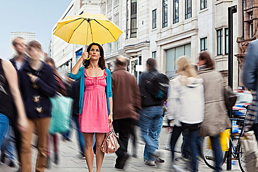 中年,女人,粉色,连衣裙,站立,伞,拥挤,城市