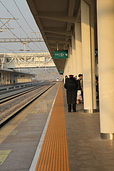财经配图,阳光沐浴下的高铁站,八纵八横,高铁网让人们感受到国家的繁荣富强