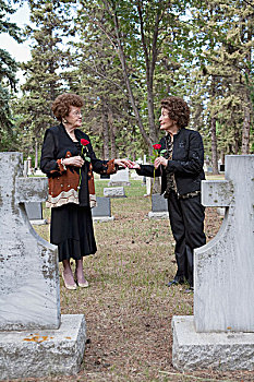两个女人,拿着,一个,红玫瑰,墓地,埃德蒙顿,艾伯塔省,加拿大