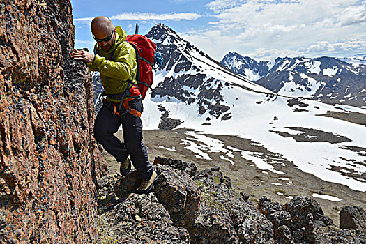 男性,登山,攀登,陡峭,山,楚加奇州立公园,安克里奇,阿拉斯加,美国
