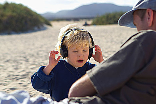 男孩,听,耳机,海滩