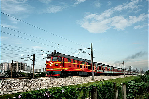 行驶在广州至深圳间由内燃机车牵引的普通旅客列车