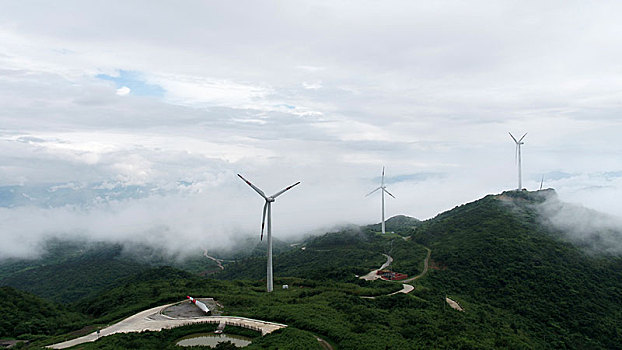 迷雾中的风力发电站