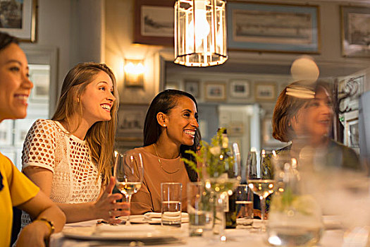 微笑,女人,朋友,看别处,就餐,喝,白葡萄酒,餐厅桌子