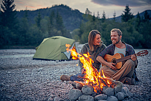 年轻,情侣,坐,营火,弹吉他