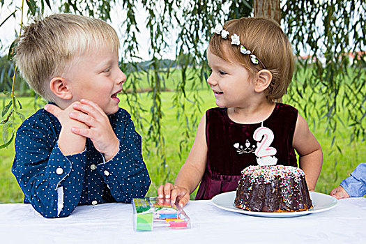 男孩,女性,幼儿,生日蛋糕,花园