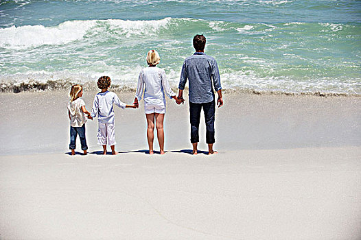 伴侣,两个孩子,站立,海滩