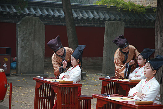 山东省日照市,千年银杏树下再现汉服,开笔礼