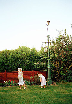 年轻,女孩,站立,光脚,草坪,街灯柱,鸟笼,晚间,北方,西部,英格兰