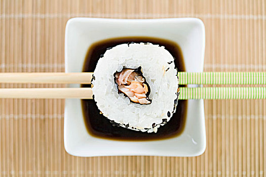 寿司卷,休息,筷子,高处,酱油,俯视