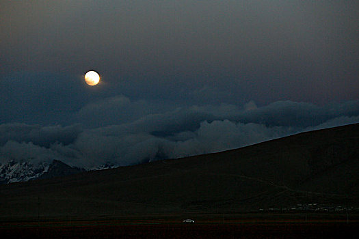 云雾中的满月