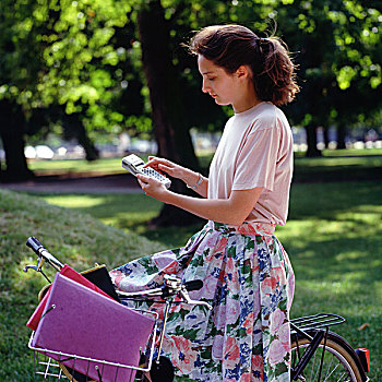 女青年,手机,自行车