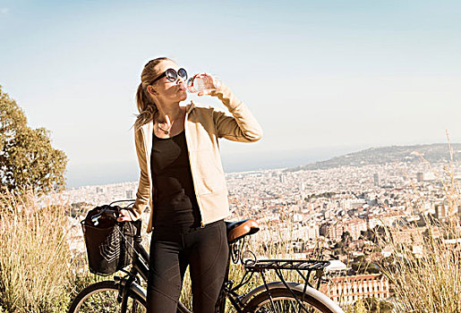 女人,喝,自行车,巴塞罗那,加泰罗尼亚,西班牙