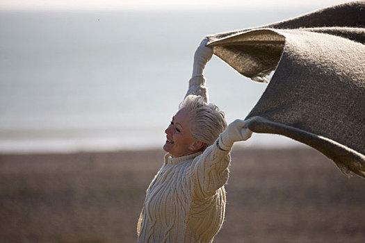 老年,女人,站立,海滩,拿着,毯子,风
