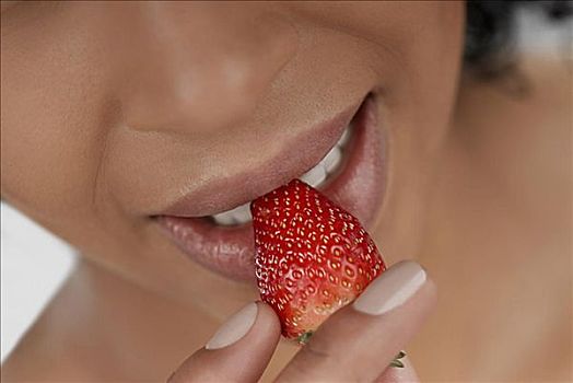 特写,女青年,吃,草莓