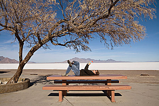 女人,躺着,野餐桌,树,公路,盐滩,犹他