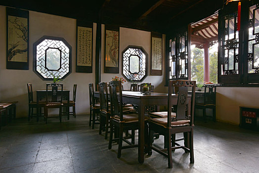 苏州狮子林公园的中式传统桌椅
