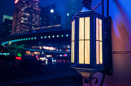 上海闹市区的路灯