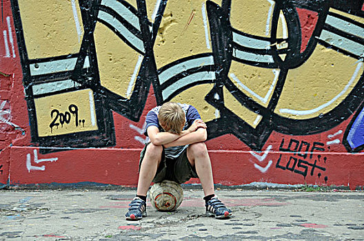失望,孤单,男孩,球,正面,涂鸦,墙壁,区域,北莱茵威斯特伐利亚,德国,欧洲