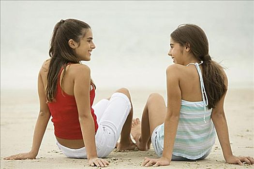 两个女孩,坐,海滩,笑