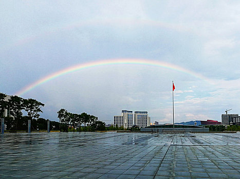 贵州省遵义市新蒲新区出现双彩虹