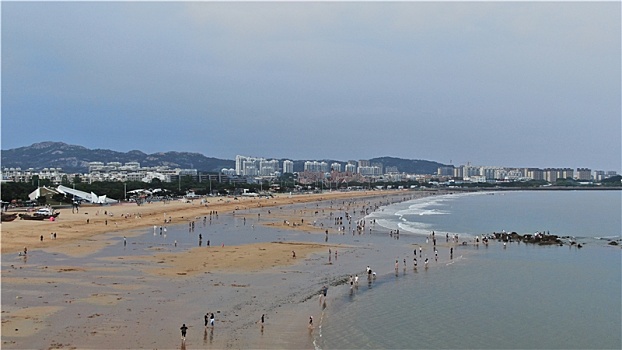 山东省日照市,海滨度假热潮来袭,游客纷至沓来享受美好假期