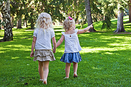 两个,姐妹,走,一起,公园,艾伯塔省,加拿大