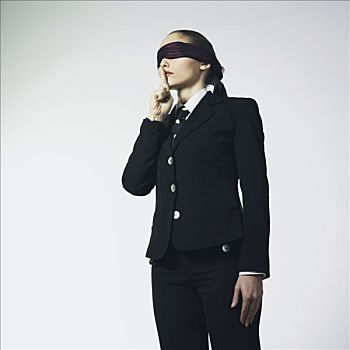 女人,穿,黑色套装,眼睛,包绷带,手指,嘴唇,俯视图