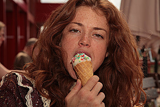 红发,女人,吃,冰淇淋蛋卷