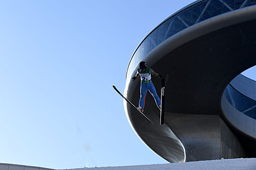 在位于河北省张家口市崇礼区的2022年北京冬奥会张家口赛区的国家跳台滑雪中心,雪如意,进行比赛的运动员