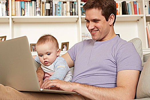 女婴,帮助,父亲,笔记本电脑,打字,沙发