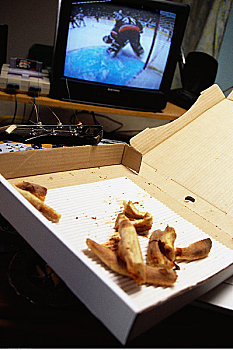 比萨饼盒,桌上,电视