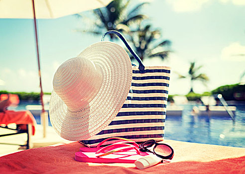 海滩,夏天,度假,概念,特写,帽子,包,防晒霜,墨镜,水潭