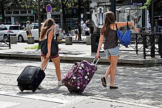 法国,大西洋卢瓦尔省,两个女孩,拉拽,拉杆箱,靠近,火车站,南特,城市