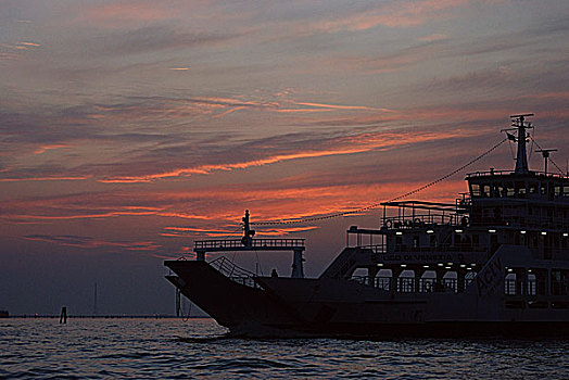 意大利威尼斯风情,从游船上远眺夕阳下的威尼斯