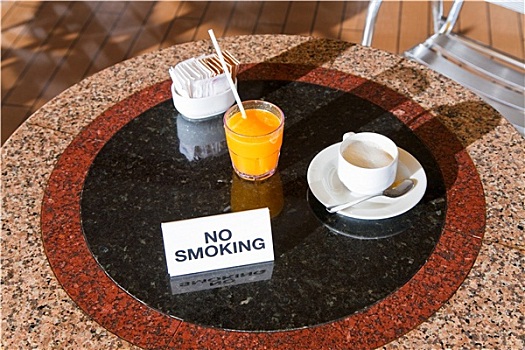 新鲜,橙汁,卡布奇诺,禁止吸烟,桌子