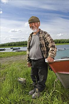 肖像,老人,男性,站立,靠近,搁浅,渔船,河