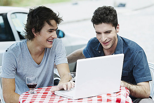 两个,年轻,男人,笔记本电脑,微笑