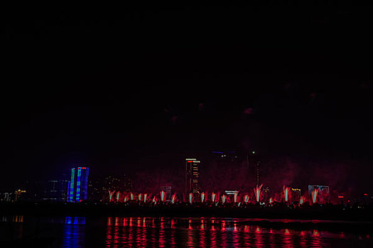 烟花,建筑群,河流,夜景,水,灯,节日