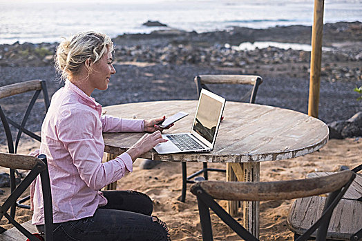 年轻,金发,职业女性,坐,户外,靠近,海洋,海滩,工作,笔记本电脑,手机,热,互联网,联系,另类,办公室,生活方式,人
