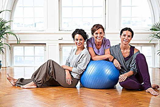 肖像,三个女人,健身球,体育馆